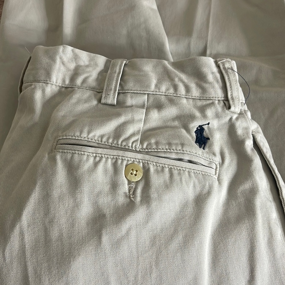 Men's gently used polo pants with no rips it's in a great shape